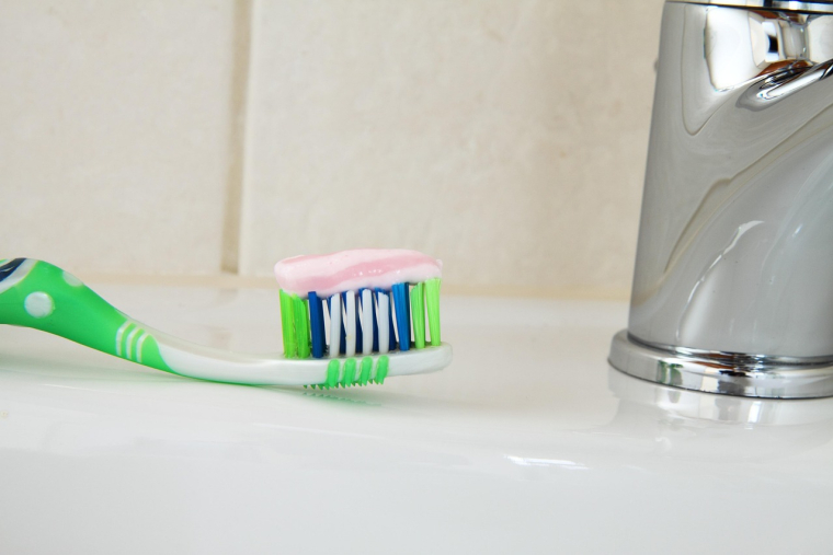 Selon le baromètre, 9 % des sondés n'utilisent pas de dentifrice pour se brosser les dents. (PublicDomainPictures / Pixabay)