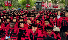 Des diplômés assistent à la cérémonie de remise des diplômes à l'Université Harvard à Cambridge, dans le Massachusetts, le 29 mai 2025 ( AFP / Rick Friedman )