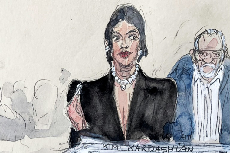 Croquis d'audience du 13 mai 2025 montrant l'influenceuse américaine Kim Kardashian (c), près de l'accusé Aomar Aït Khedache, lors de son témoignage dans le procès de son braquage à la cour d'assises de Paris ( AFP / Benoit PEYRUCQ )