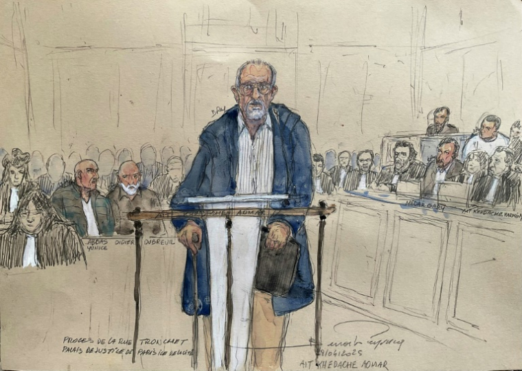Croquis judiciaire du 28 avril 2025, publié le 5 mai 2025, montrant le co-accusé Aomar Ait Khedache lors du procès pour le braquage de l'influenceuse américaine Kim Kardashian en 2016 devant la cour d'assises de Paris ( AFP / Benoit PEYRUCQ )