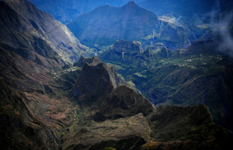 Le cirque de Mafate vu depuis les hauteurs de Saint-Paul, à La Réunion, le 27 février 2022 ( AFP / Christophe ARCHAMBAULT )