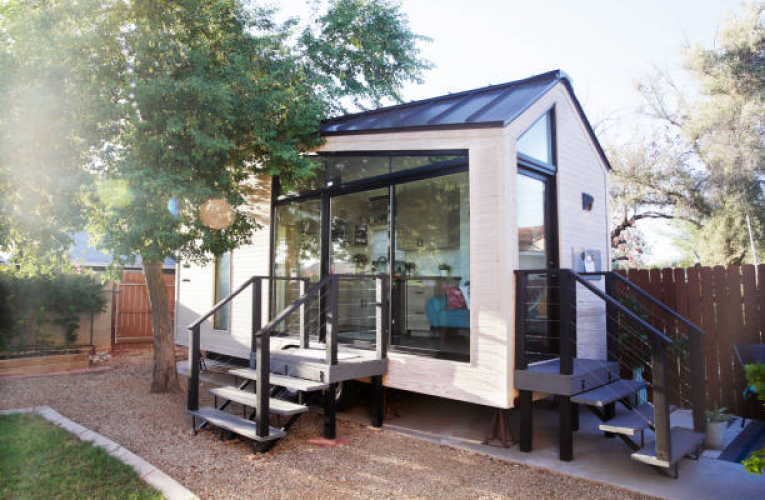 Une tiny house offre un logement à la superficie optimisée pour une somme modique. ( crédit photo : Getty Images )