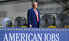 Le président américain Donald Trump en visite dans une aciérie à West Mifflin, en Pennsylvanie, le 30 mai 2025 ( AFP / SAUL LOEB )