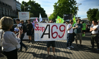 Des opposants au projet d'autoroute A69 entre Castres et Toulouse rassemblés devant la gare de Toulouse, le 28 mai 2025 ( AFP / Lionel BONAVENTURE )
