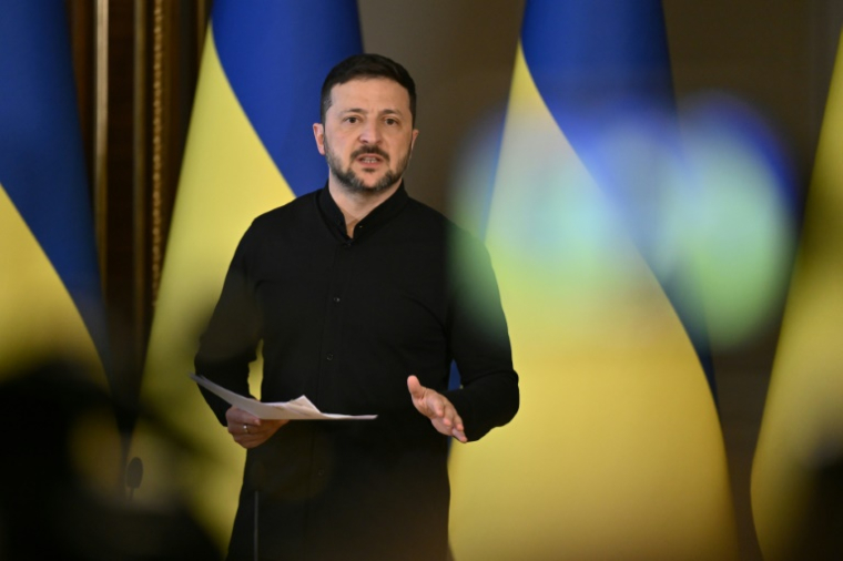 Le président ukrainien Volodymyr Zelensky tient une conférence de presse à Kiev, le 13 mai 2025 ( AFP / Genya SAVILOV )